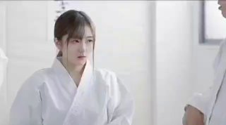 大学女孩在浴室里被她的爷爷操了